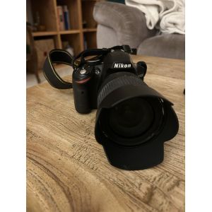 Vend appareil photo NikonD3200tr&egrave;s bon &eacute;tat . Avec sacoche, sangle protection zoom , chargeur de batterie. - Occasion