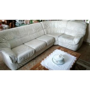 Canap&eacute; d'angle convertible 5 places cuir coloris ivoire avec pouf assorti. - Occasion