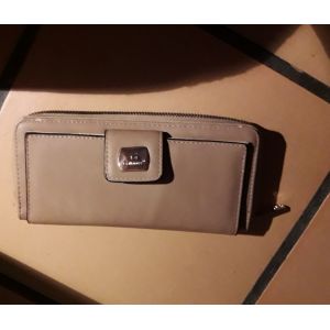 PORTEFEUILLES BEIGE CUIR et boucle aimant DOR&Eacute; PORTE CARTES PORTE MONNAIE plusieurs soufflet COMPARTIMENTS fermeture zip &eacute;clair 18x10 cm bourse ACCESSOIRE de mode PRATIQUE GALLANTRY COLLECTION - Occasion