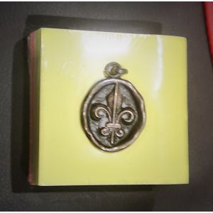 Vieille Médaille Pendentif Avec Une Fleur De Lys En Métal Gris Foncé - Occasion