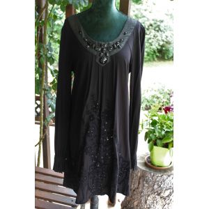 Belle Robe Noire Renè Derhy .Modèle Travaillè Avec 1 Encolure Joliement Perlèe & Des Motifs Dicrêtement Pailletès(Devt).Taille Étiquetèe:M. - Occasion