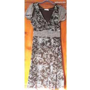 Robe &Eacute;l&eacute;gante En Voile Marron Imprim&eacute; Blanc- Sans Manches Mais Avec Un L&eacute;ger Mancheron Volant&eacute;-Encolure En V-Bandeau Soulignant La Taille &Agrave; Nouer Au Dos - Yessica- Taille 46 - 100%Nylon -Jamais Port&eacute;e - Occasion