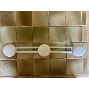 Ancienne pat&egrave;re ou ancien porte manteau mural en m&eacute;tal Blanc &agrave; 3 champignons blancs en m&eacute;tal style Bauhaus dressing industriel vintage Longueur 42 cm - Occasion