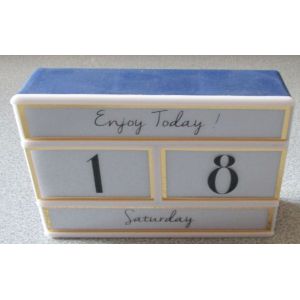Boite lumineuse à message Maisons du Monde entourage bleu-15x11cm-avec les jours de la semaine, les mois de l'année et quelques mentions en anglais + chiffres-fonctionne avec 4 piles AAA non incluses - Occasion