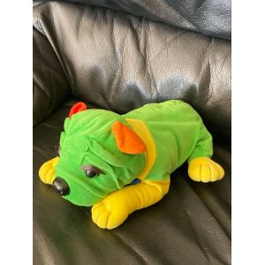 Doudou peluche chien vert orange jaune et bleu allong&eacute; vintage 25cm - Occasion