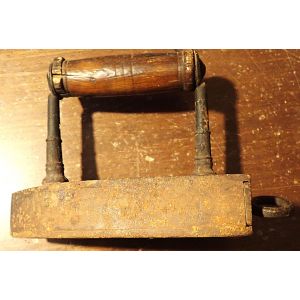 Fer &agrave; repasser ancien avec lingot de fonte qui &eacute;tait r&eacute;chauff&eacute;e - Occasion