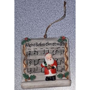D&eacute;coration de No&euml;l &agrave; suspendre sous forme d'un parchemin style r&eacute;sine affichant les notes du chant Night before Christmas avec une figurine de P&egrave;re No&euml;l - fond gris - 6.5x7cm - cordon en fil dor&eacute; - Occasion