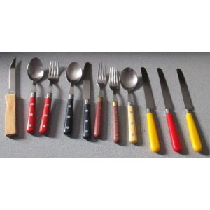 Lot De Couverts De Table Inox : 3 Cuill&egrave;res+3 Fourchettes+1couteau Sipratic &Agrave; Manches Color&eacute;s(20cm-Diff&eacute;rents Tons)+3 Couteaux De Table &Agrave; Manche Color&eacute; (23.5cm)+1 Couteau Crant&eacute; &Agrave; Manche De Bois(21cm) - Occasion