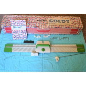 Machine &Agrave; Tricoter Compl&egrave;te Goldy Passap Accessoires Aiguilles + Selecteur + Bec Fil + Serres Joins + Bras Tenseur P&ecirc;cheur Laine + Compteur Rangs + Chariot Mode D'emploi Notice Dans Sa Boite Malette - Occasion