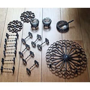 Petit Service En Fer Forg&eacute; : 12 Porte-Couteaux ; Sali&egrave;re ; Poivri&egrave;re ; Beurrier; Couteau &Agrave; Beurre ; 2 Dessous De Bouteille ; Dessous De Plat - Occasion
