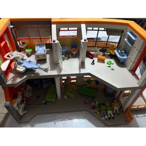 Hôpital Playmobil Avec Ses Accessoires - Occasion