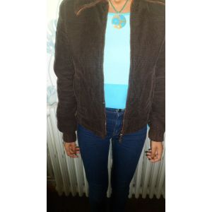 Blouson Velours Côtelé Marron Jennyfer. Taille S. 100 % Coton. Doublure Couleur Kaki. Poche Intérieur Pour Téléphone Portable. Longueur Totale : 50 Cm Environ (Sans Compter Le Col). - Occasion
