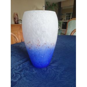 Vase p&acirc;te de verre dans le gout de Daum. Vase de forme obus en pate de verre blanc e bleu - Occasion