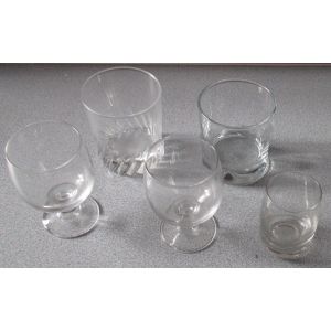 Lot De 5 Verres Différents : 2 Verres À Pied Arcoroc (10.5cm) + 1 Large Verre Épais Au Bas À Facettes (9cm) + 1 Large Verre Épais Au Bas Torsadé (9.3cm) + 1 Petit Verre Galbé Au Fond Épais (8cm) - Occasion