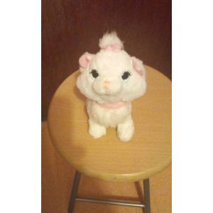 Peluche Marie des Aristochats Disneyland Paris, coloris blanc et rose. Yeux et museau brod&eacute;s.Touffes de cheveux, haut poitrine et queue 80% acrylique, 20% polyester, longueur 23 cm, hauteur 19 cm. - Occasion