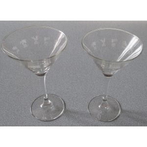 Deux Verres À Cocktails Bombay Sapphire - Verre Transparent Avec Frise De Petits Dessins Et Nom Gravés En Blanc - Hauteur 16.5cm - Luminarc France - Occasion