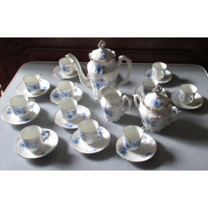 Service À Café Vintage - Porcelaine Blanche Au Délicat Décor Bleuet - Fabrication Artisanale - Comprenant 1 Cafetière + 1 Pot À Lait + 1 Sucrier + 12 Tasses + 12 Assiettes Sous-Tasses - Occasion