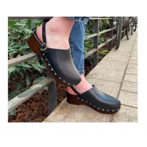 Sabots Noir Cuir Sandales Mules Pointure 37 Semelle Bois Chaussures Classique Souliers Jeune Dame A Porter Toute Saison Année Design Raffiné Bride À Régler Confortable Look Branché Tendance Mode - Occasion