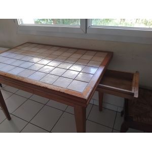 Particulier Vends Tr&egrave;s Belle Table De Cuisine Assez Haute Effet Marbre Au Dessus Avec Contour Et Pieds En Bois. Elle Comprend &Eacute;galement Une Rallonge Et Un Tiroir. Pas S&eacute;rieux S'Abstenir. Merci - Occasion