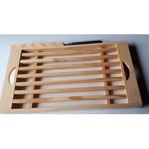 Planche À Pain En Bois Léger Clair Avec Couteau Cranté Rangé Dans Un Espace Latéral - Plateau Fond Blanc Avec 2 Poignées De Portage Et Une Planche À Claire-Voie Amovible Pour Récupération Des Miettes - Occasion