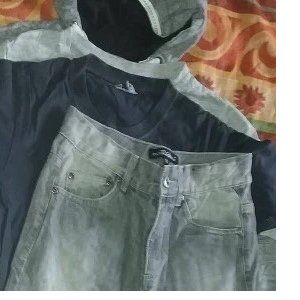 Veste Gris Marine + T-Shirt Ray&eacute; Blanc Bleu Vert + T-Shirt Gris Jaune + Jeans Gris - Gildan 3 Suisses Collection U Be Kool - 4 Pi&egrave;ces - 12ans - Gar&ccedil;on - Occasion