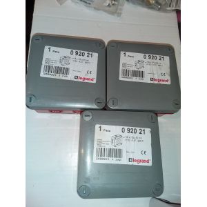 LOT de 3 Bo&icirc;tes de d&eacute;rivation carr&eacute;e pour presse-&eacute;toupe Plexo dimensions 105x105x55mm - RAL7037 et RAL3000 - Occasion