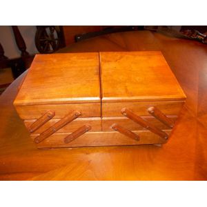 BOIS MASSIF TRAVAILLEUSE BOITE A OUVRAGE STYLE ANCIENCOFFRE PLUSIEURS COMPARTIMENTS DEPLOIEMENT LARGE CAISSE DE RANGEMENT COUTURE TRICOT MERCERIE DECORATION RANGER NECESSAIRE COUDRE TRICOT ETC - Occasion