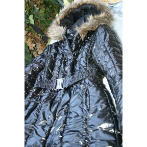 Manteau Noir Verni Avec Capuche En Fausse Fourrure - Occasion