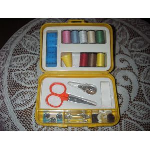 Boite &Agrave; Couture De Voyage Garnie 30 Pi&egrave;ces ,En Pvc R&eacute;sistant De Couleur Jaune ,Dimensions :12 X 8 X 4 Cm . - Occasion