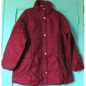 Parka Rouge Foncé Claire Neuville, Taille 46/48, 100% Polyester-Fermeture Par Boutons Pression Dorés - 2 Poches Latérales À Fermeture Éclair - Col Montant - Occasion