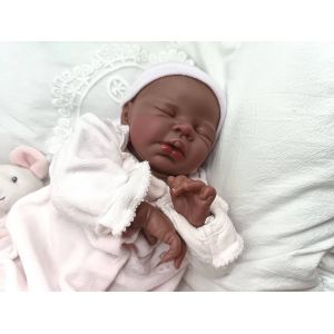 Adorable b&eacute;b&eacute; reborn m&eacute;tisse, Zendric, poup&eacute;e lourde et lest&eacute;e - Occasion