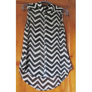 Chemisier Sans Manches Noir Et Blanc Imprimé Effet Chevrons-Petit Col Pointu-Tissu Léger Et Transparent 100%Polyester-Marque H & M Taille 34-Forme Longue Et Base Arrondie - Occasion