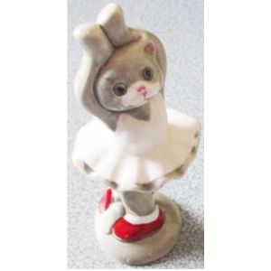 Figurine d'un chat gris habillé en ballerine avec tutu blanc et en pose de danseuse aux chaussons rouges-hauteur 10cm-bibelot précieux ancien de fabrication artisanale - Occasion