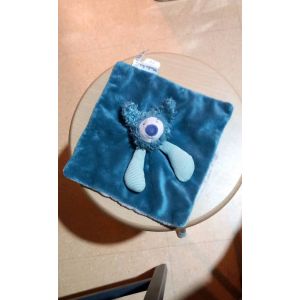 Doudou peluche plat Baba Le Koala bleu gris Les Zazous Moulin Roty. Premier &acirc;ge, d&egrave;s 1 mois. Doudou Koala sur carr&eacute; de velours bleu dessus et velours gris dessous. 2 bras en tissu ray&eacute;. - Occasion