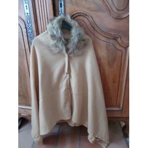 Cape En Polaire Beige,Un Col En Fausse Fourrure. - Occasion