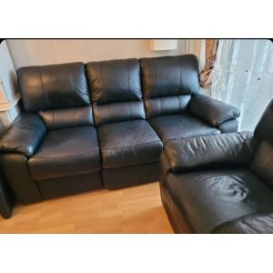 Une Vraie Expérience De Relaxation ! Notre Canapé 3 Places Et Un Fauteuil Avec Un Design Classique Est Fabriqué En Simili Cuir Noir Brillant Et Facile À Entretenir. Il Est Réglable Individuellement Au - Occasion