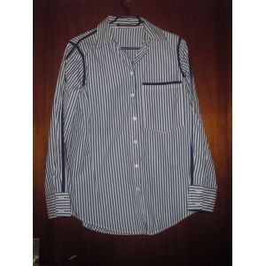 Chemisier À Rayures De Marque Zara, Manches Longues, Boutonnées, Col V, Fermeture Avec Bouton, Taille M, Coloris Bleu/Blanc, Bande Bleu Marine Sur Les Coutures, Grande Poche Plaquée Sur La Poitrine. - Occasion