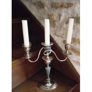 Chandelier ou bougeoir 3 branches en &eacute;tain et m&eacute;tal argent&eacute;Made in England. Hauteur 27cm largeur 24cm Dimensions du pied 12X8.2cm. - Occasion