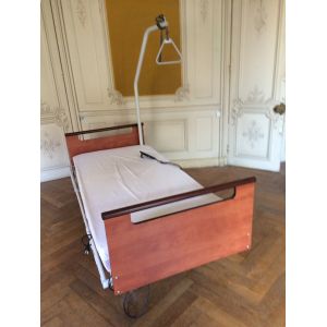 Lit m&eacute;dicalis&eacute; de qualit&eacute; avec potence et matelas. Parfait &eacute;tat. - Occasion