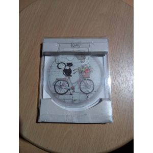 Chaufferettes R&eacute;chauffe Mains Kiub, D&eacute;cor&eacute;e Chat Sur V&eacute;lo Au Panier Fleuri, Coloris Blanc Cass&eacute;, Chat Noir, V&eacute;lo Multicolore, Diam&egrave;tre Chaufferette 9,5 Cm. - Occasion