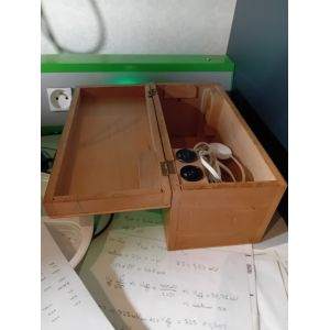 Microscope vintage OPTICO initiation complet avec miroir &#43; éclairage électrique et coffret de rangement en bois. 4 objectifs de grossissements 10X 20X 35X et 45X et deux occulaires de 10X et 15X - Occasion