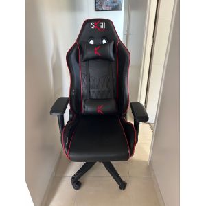 Chaise Gaming Skillkorp. Couleur Noir Et Rouge. En Bon &Eacute;tat. Deux Coussins Lombaires Et T&ecirc;te. Repose Bras Ajustable De 3 Fa&ccedil;on Diff&eacute;rente Hauteur Largeur Profondeur. Inclinaison Et Balancier. Top !!! - Occasion