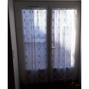 Paire De Voilage Droits- Rideaux Maille Polyester Fond Blanc Avec Cercles Et Fleurs Bleues -Repli Passe-Tringle, Ourlet Latéral Et Ourlet Du Bas Cousus Mains- 80x1m80 Ajustable En Largeur Et Hauteur - Occasion