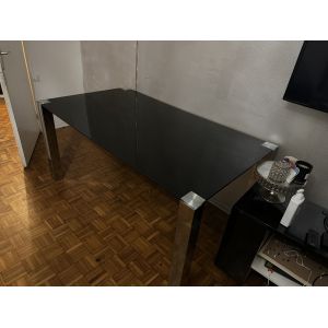 Bonjour, Je vends une table &agrave; manger 6 places, en verre, pieds effet miroir mesurant: longueur : 160cm x largeur : 75cm x hauteur : 90cm.A venir r&eacute;cup&eacute;rer non d&eacute;mont&eacute;e &agrave; Asni&egrave;res sur Seine.60&euro; - Occasion