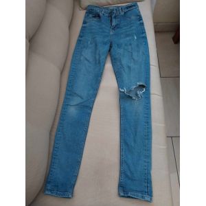 Jean Fille Trou&eacute; Un Genoux Taille Xs 14 Ans Taille Haute Au Niveau Des Fesses Il Est Fronc&eacute; Marque Kiabi - Occasion