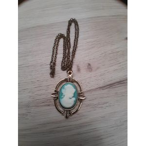 Collier Cam&eacute;e Katherine 1864, Dans Vampire Diaries - Occasion