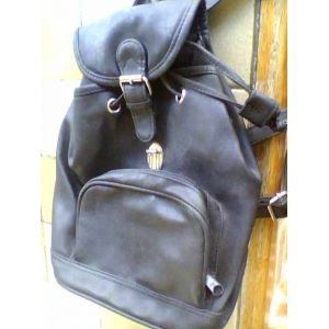 Petit Sac &Agrave; Dos ,Fermeture M&eacute;tal - 1 Grande Poche Int&eacute;rieure + 1 Petite - 1 Poche Fermeture Ext&eacute;rieure - 30x23cm Environ ,Simili Cuir Noir - Occasion