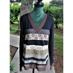 Beau Pull Neuf Aldo Martin's Avec Très Jolies Recherches Décoratives Devant.Taille Étiquetèe:46mais Taille Plus Petit :42. - Occasion