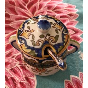 Pot À Moutarde En Faience Peinte À La Main Géo Martel Numérotée Avec Son Étiquette D'origine Établissements Parizot Dijon Avec Sa Cuillère En Faience Peinte À La Main - Occasion