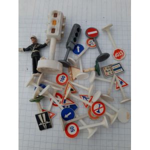 Agent De Police Et Panneaux De Signalisation Routière - Occasion